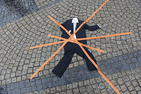 Weltladentag 2016 "Unternehmen haftbar machen!" mit Anzug-Installation im öffentlichen Raum