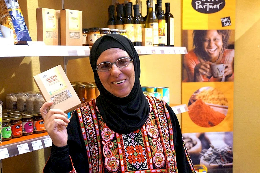 Maftoul-Produzentin Ibtissam Musa zu Besuch im Weltladen